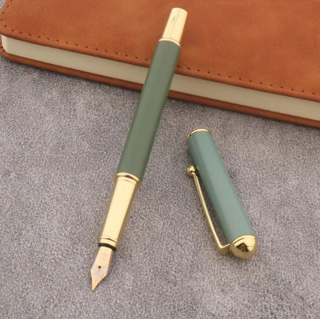 עט נובע עם ציפורן - ירוק וזהב