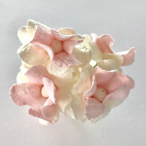 פרחי נייר - ורד מסולסל - לבן עם ורוד