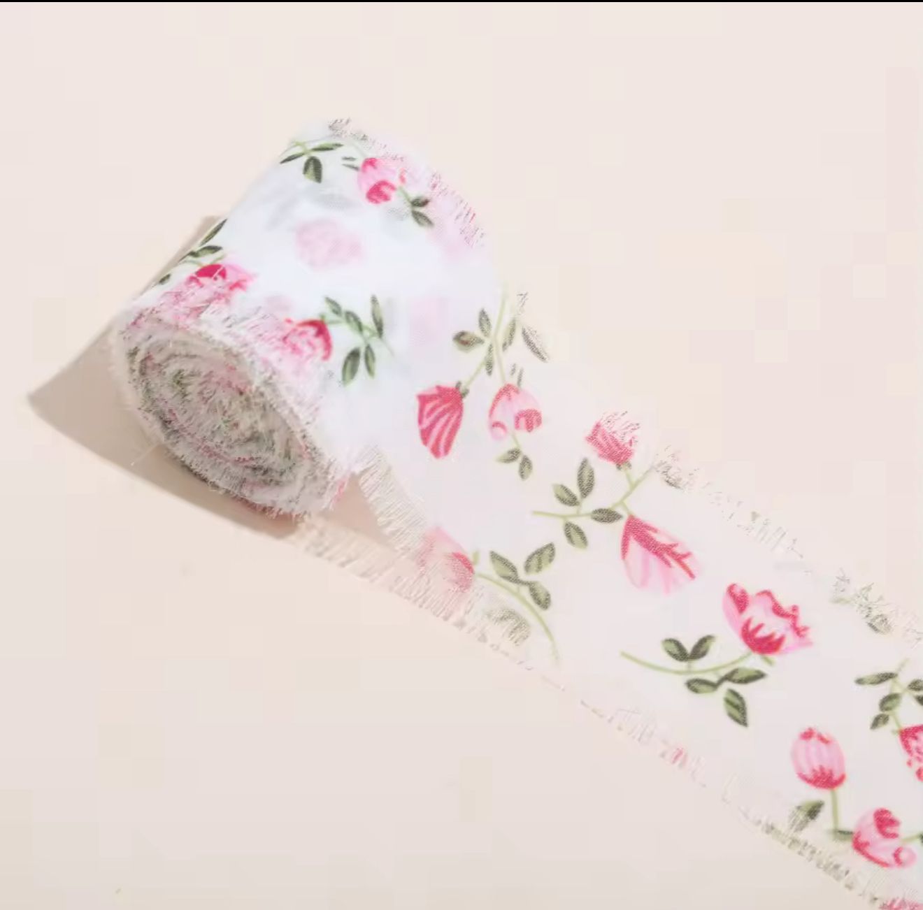 סרט בד עם שוליים פרומים - פרחים ורודים רקע לבן
