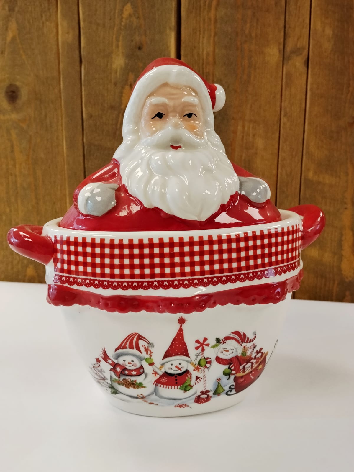 כלי קרמיקה מעוטר עם מכסה סנטה